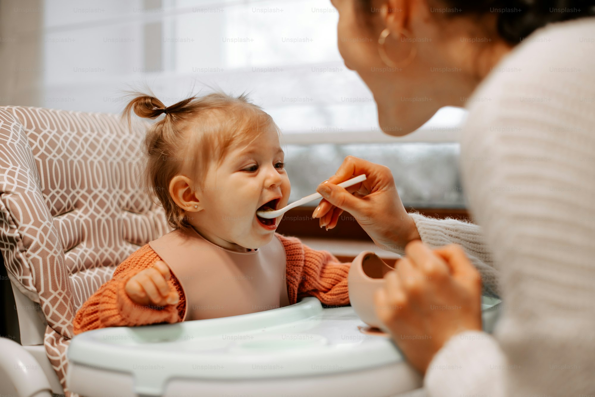 Мать кормит ребёнка с ложки — общий прибор как путь передачи Streptococcus mutans через слюну