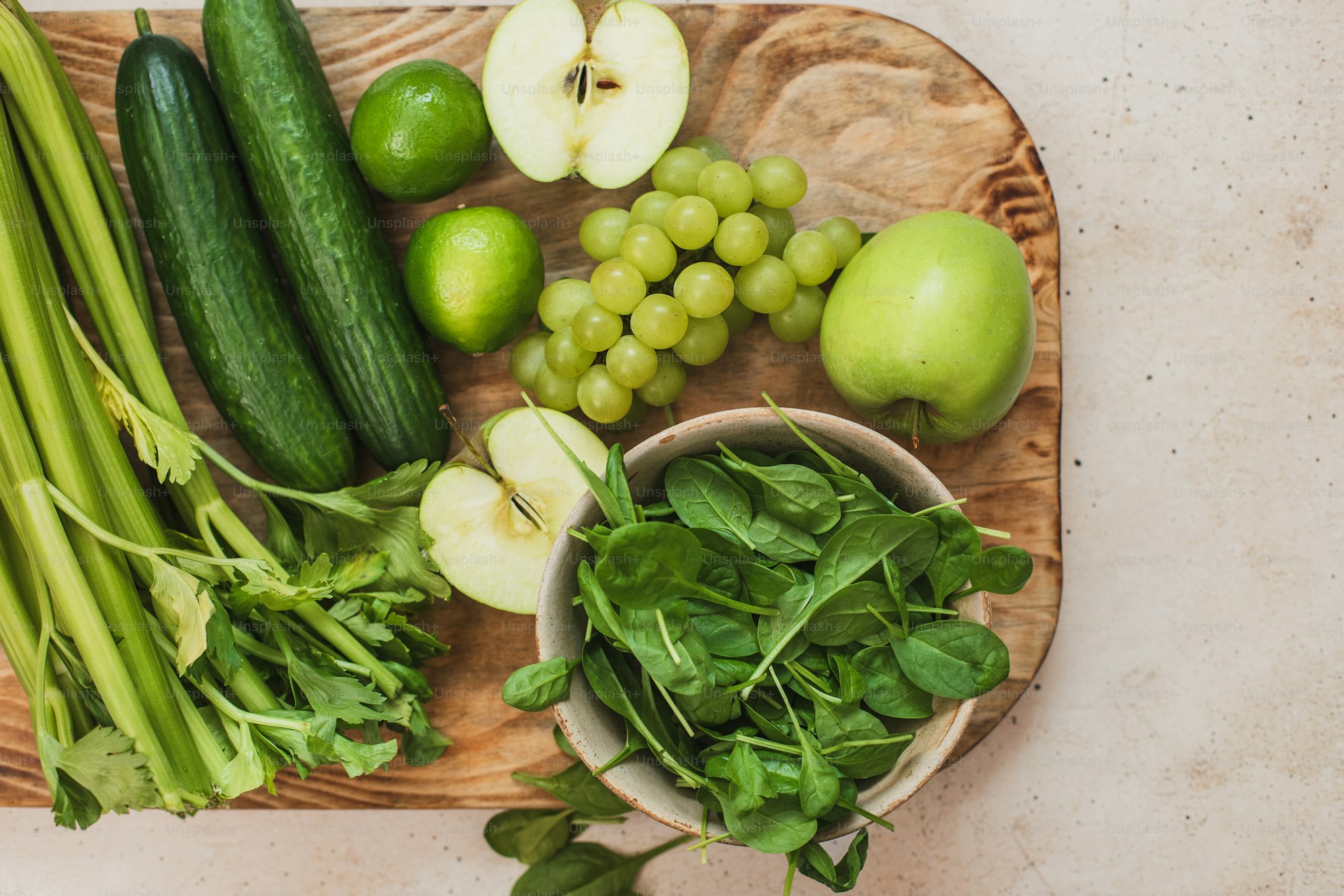 Продукты питания, богатые полифенолами: зелёный чай, гранат, клюква